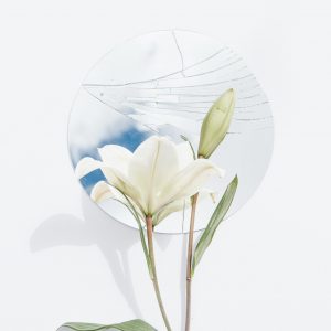 Salon Des Fleurs Round Glass with White Callas Lilies