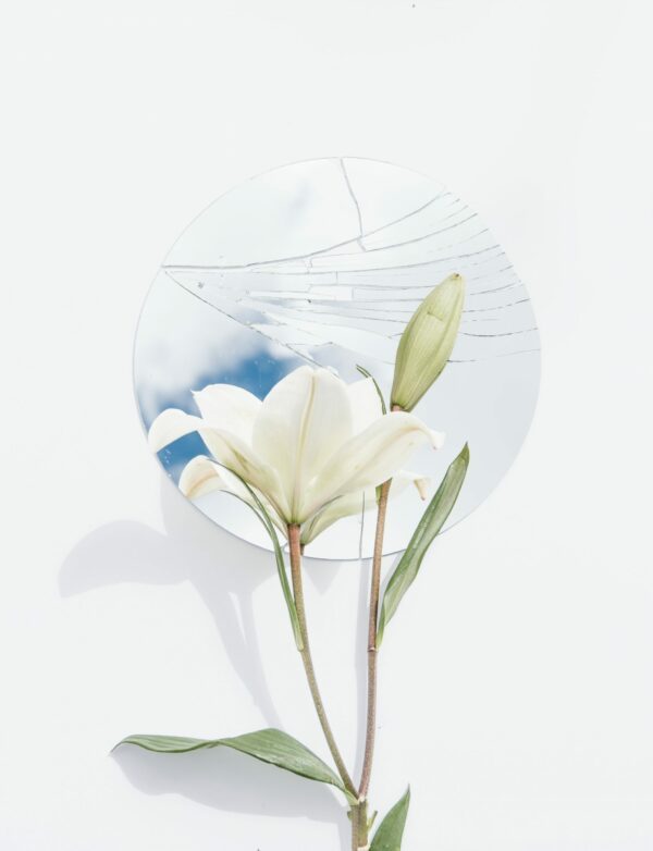 Salon Des Fleurs Round Glass with White Callas Lilies